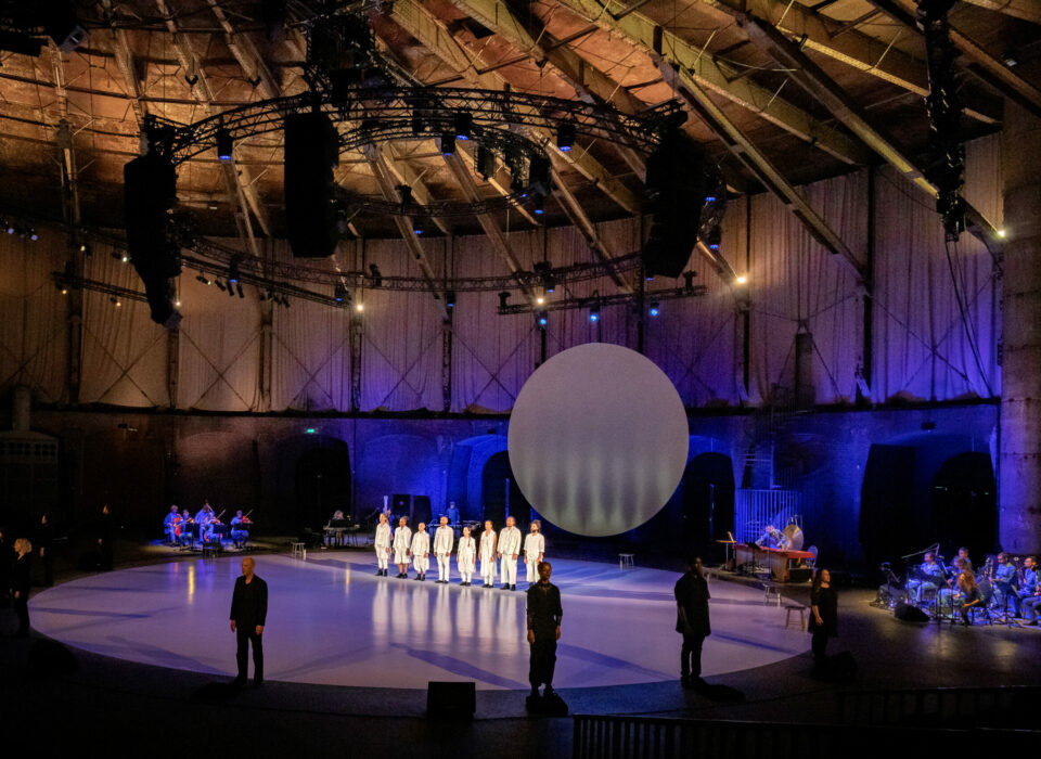 Het Parool: Holland Festivaldirecteur Emily Ansenk ziet de toekomst met vertrouwen tegemoet: ‘Ook als we 50 procent kleiner moeten worden, vinden we onze weg’